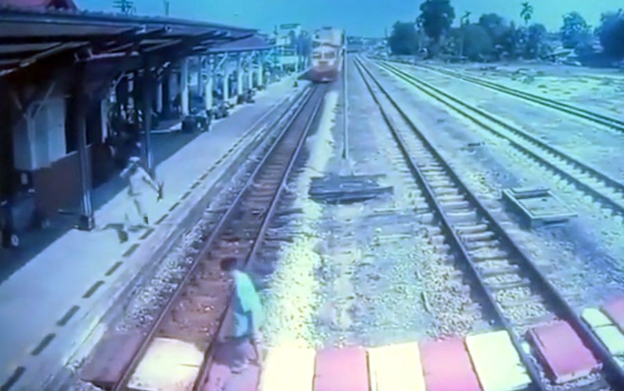 Cứu cụ bà... "khiếm thính" thoát chết ngay trước mũi tàu hỏa