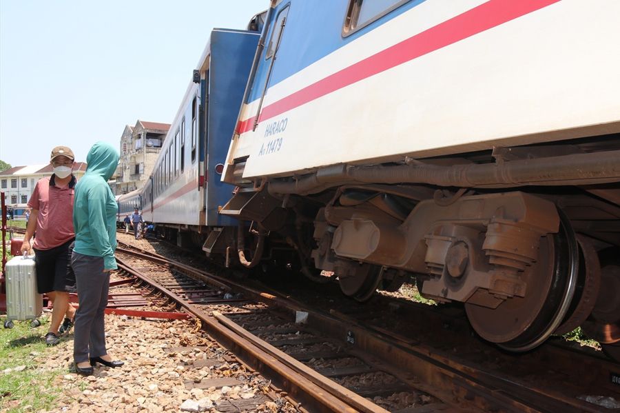 Tàu SE1 trật đường ray ở Huế khiến hành khách hoảng loạn