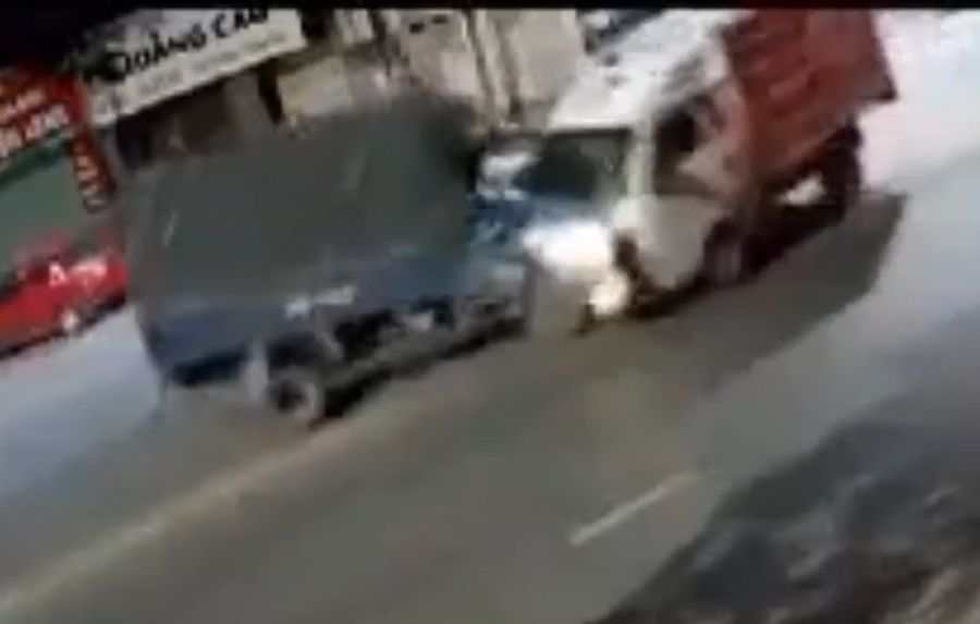 Kinh hoang cảnh 2 xe tải đâm trực diện trong đêm ở Thái Nguyên