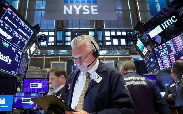 Chứng khoán Mỹ trượt giảm khi thị trường hồi hộp chờ đợi cuộc bỏ phiếu về trần nợ