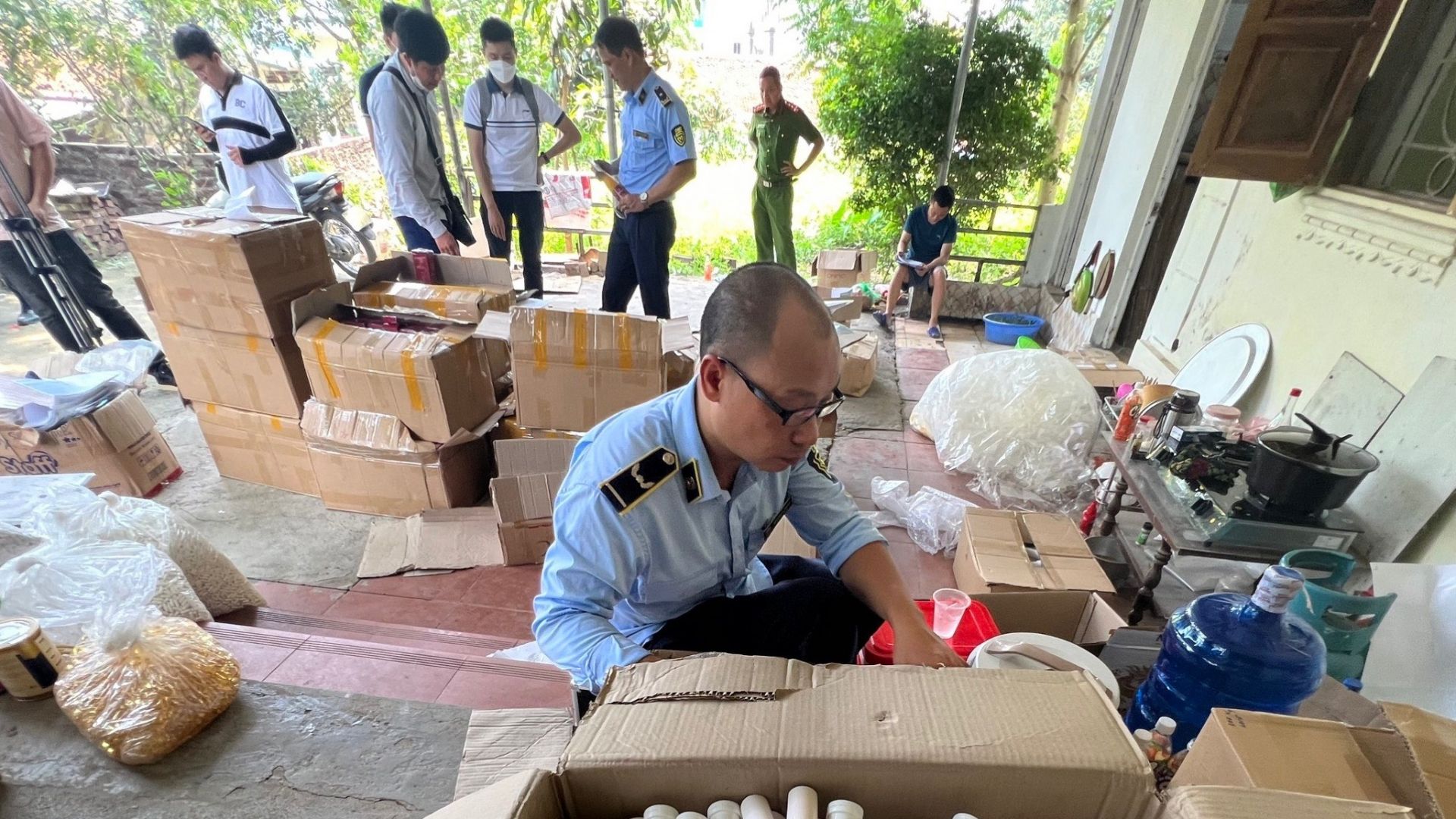 Triệt phá một cơ sở sản xuất thực phẩm chức năng giả ở Hà Nội