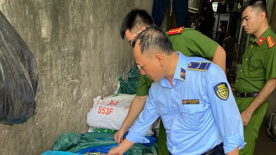 Quản lý thị trường Hà Nội: Phát hiện gần 1 tấn cánh gà không rõ nguồn gốc xuất xứ