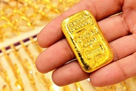 Chịu áp lực bởi USD và trái phiếu Mỹ, giá vàng thế giới giảm nhẹ