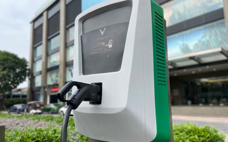 VinFast tăng phí sạc xe điện