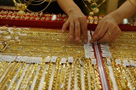 Vàng thế giới lao dốc, nguy cơ sụt mạnh nếu Fed bất ngờ tăng lãi suất