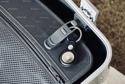 Apple AirTag trở thành phụ kiện du lịch “hot” nhất hè này