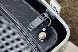 Apple AirTag trở thành phụ kiện du lịch “hot” nhất hè này