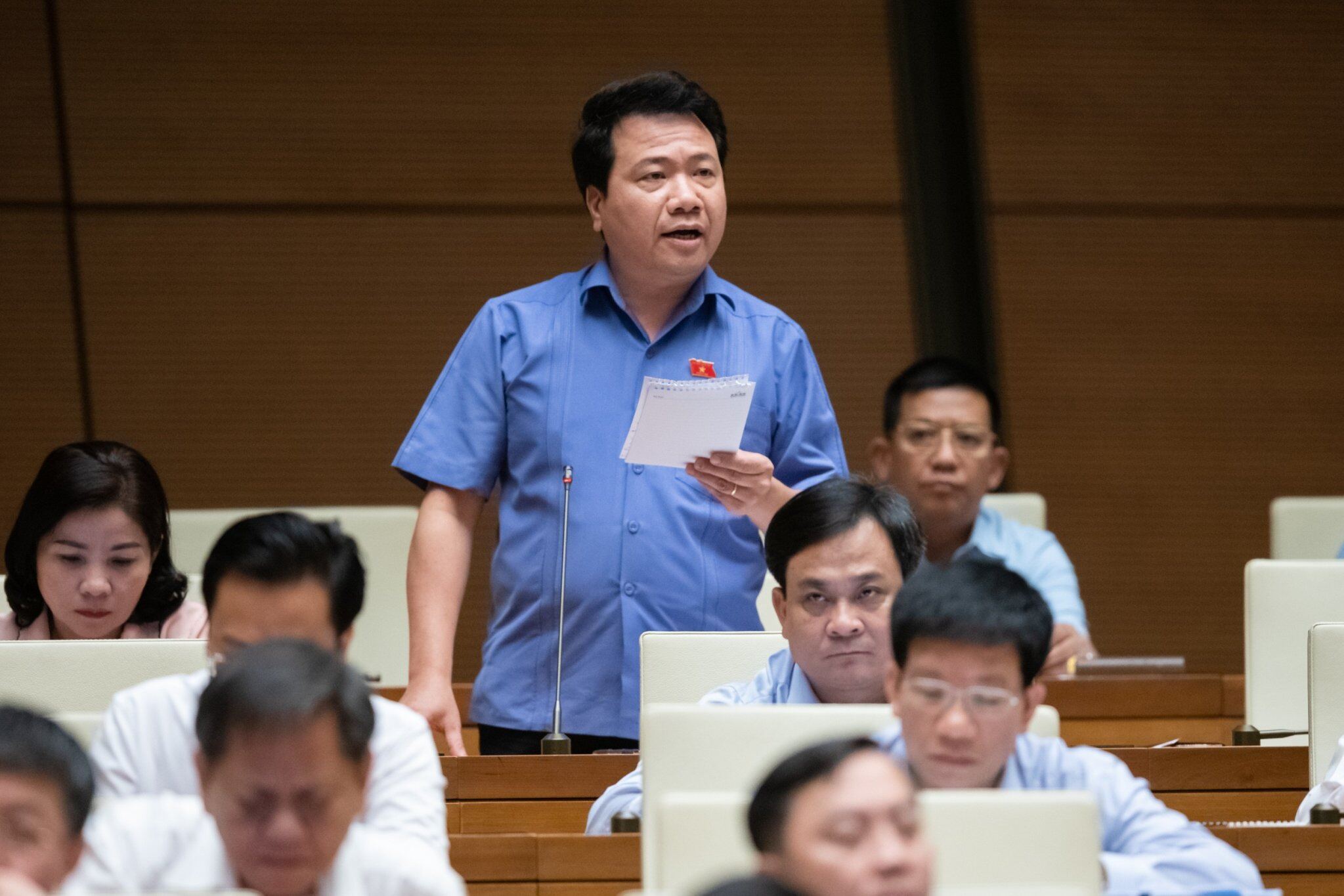tranh-tinh-trang-nhieu-nguoi-thu-nhap-cao-tranh-mua-nha-o-xa-hoi_648ff5127e0bb.jpg