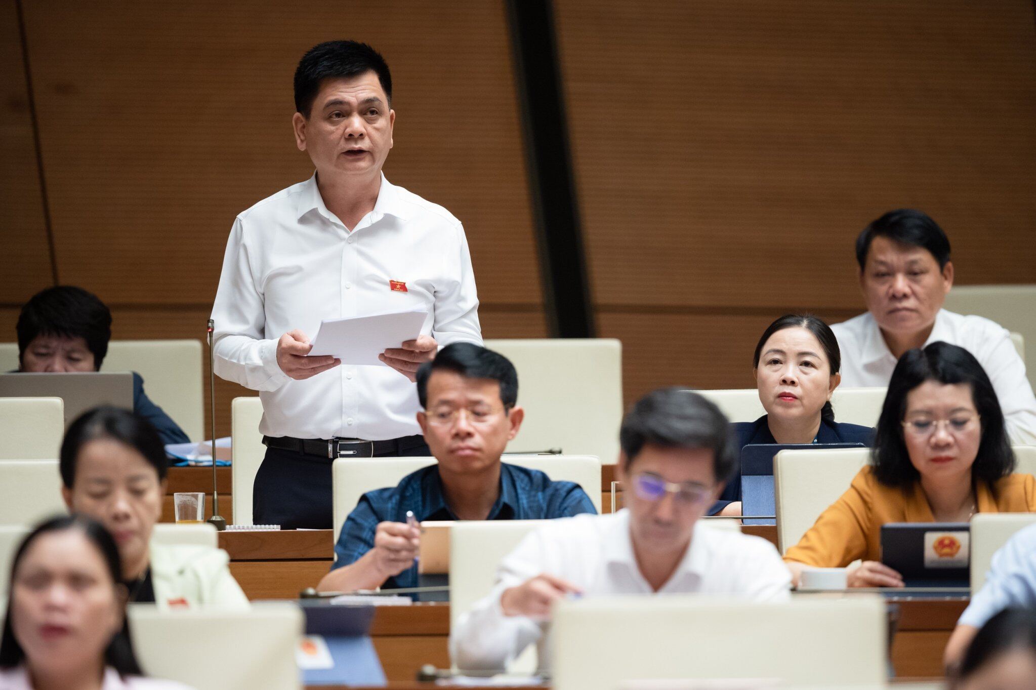 tranh-tinh-trang-nhieu-nguoi-thu-nhap-cao-tranh-mua-nha-o-xa-hoi_648ff4a55817d.jpg