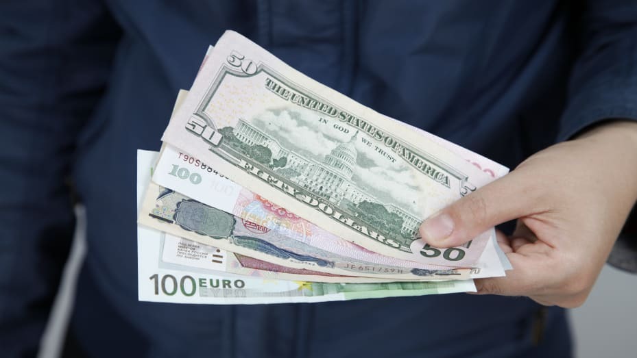 Tăng, dừng, giảm: Sự hỗn loạn trong các chính sách tiền tệ thế giới