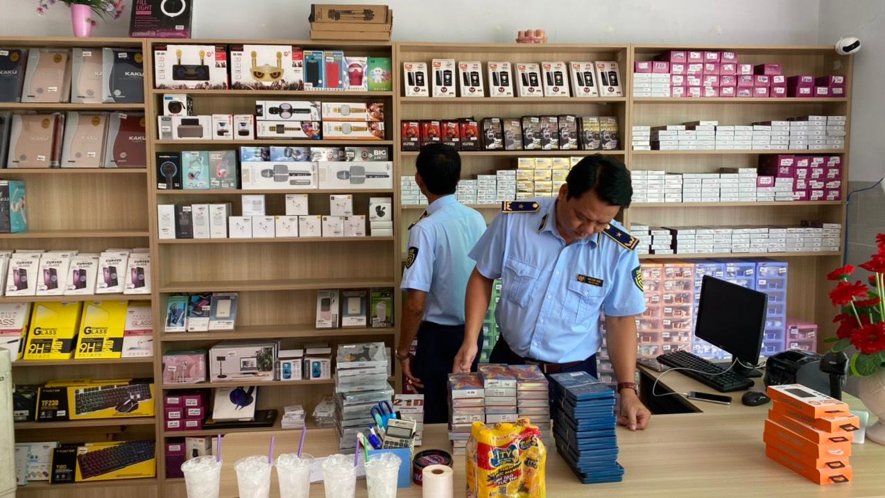 Hậu Giang: Thu giữ hàng trăm phụ kiện điện thoại nghi nhập lậu