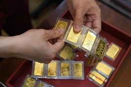 Giá vàng thế giới và trong nước đồng loạt giảm mạnh