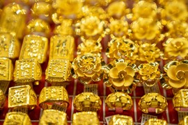 Cá mập quay lưng, giá vàng thế giới "nhảy múa" quanh vùng 1.900 USD/ounce