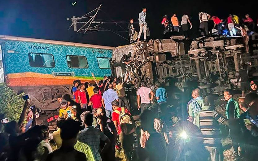 Gần 300 người thiệt mạng và 900 người bị thương trong tai nạn tàu hỏa nghiêm trọng ở Ấn Độ