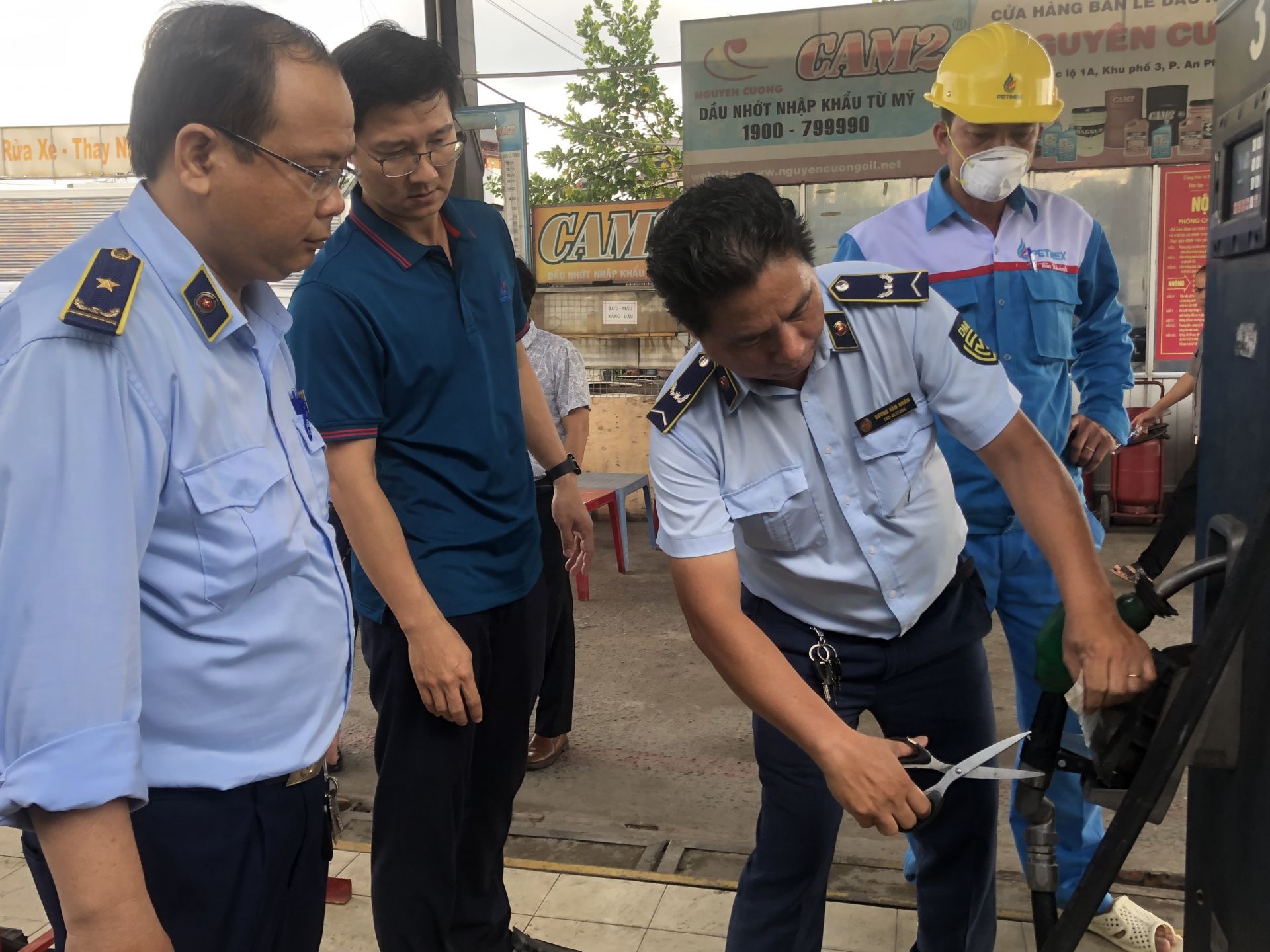 Xử phạt hơn 200 triệu đồng đơn vị kinh doanh xăng dầu không đủ điều kiện