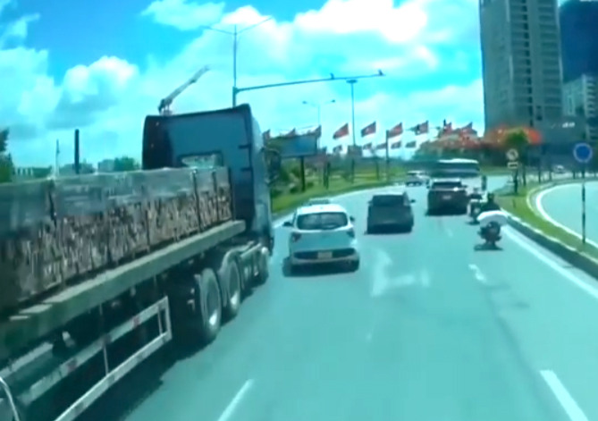 Bất cẩn, lấn làn, taxi bị đâm xoay trên đường