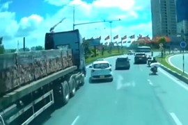 Bất cẩn, lấn làn, taxi bị đâm xoay trên đường