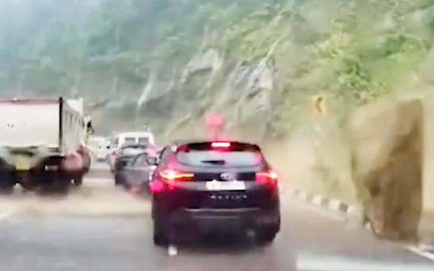 Cận cảnh tảng đá "từ trên trời rơi xuống" đè bẹp 2 ô tô