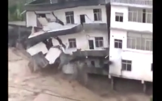 Cảnh tượng kinh hoàng khi nước lũ cuốn sập nhà dân