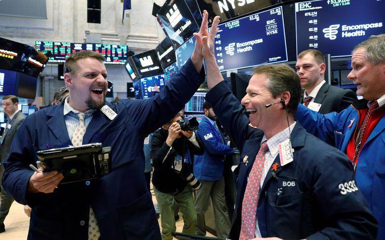 Nỗi lo lãi suất được xoa dịu, chứng khoán Mỹ tăng vọt
