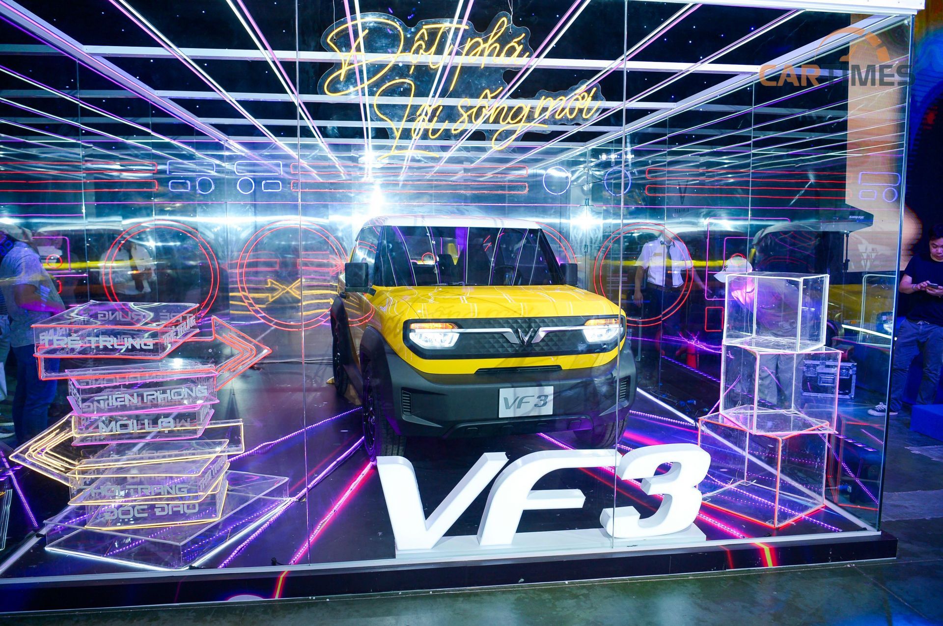 Cận cảnh VinFast VF3: Chưa có giá bán, Wuling HongGuang MiniEV phải "dè chừng"