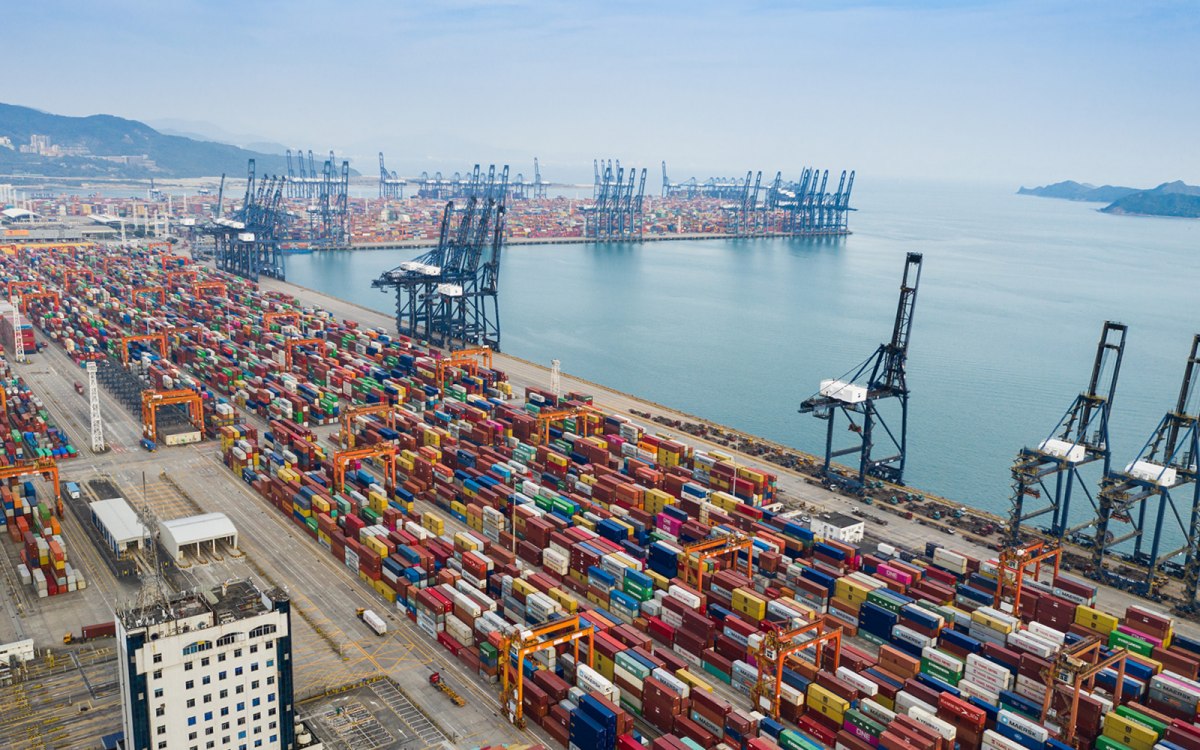 Xuất khẩu của Trung Quốc giảm mạnh nhất trong hơn 3 năm