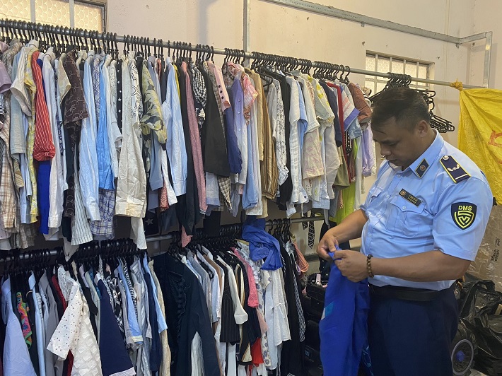 Đắk Lắk: Thu hơn 500 sản phẩm quần áo không rõ nguồn gốc, xuất xứ