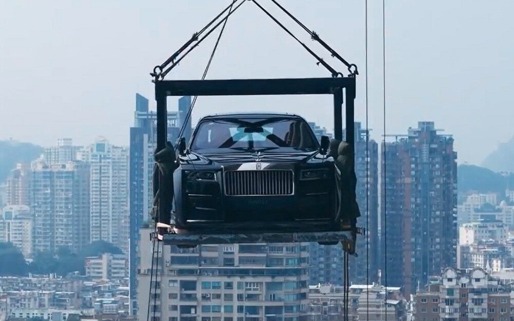 Doc la Trung Quoc: Ty phu keo Rolls-Royce Ghost len penthouse tang 44... de trung bay doc-la-trung-quoc--ty-phu-keo-rolls-royce-ghost-len-penthouse-tang-44-de-trung-bay_64bf42439433a.jpg