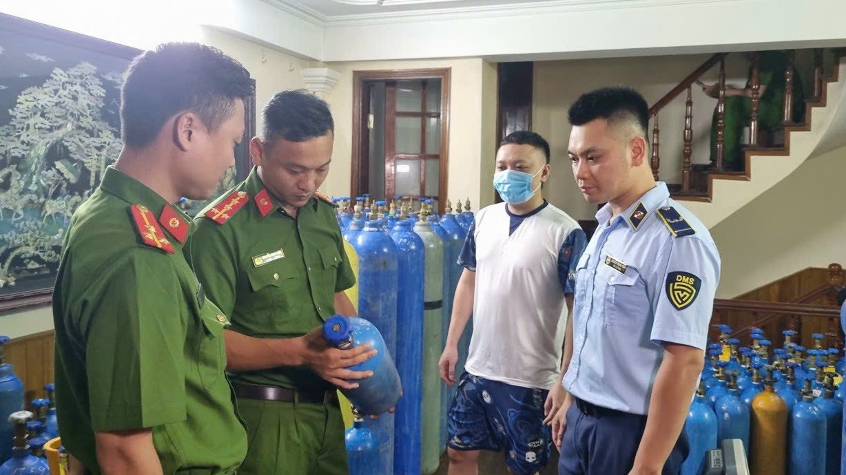 Hà Nội: Triệt phá cơ sở sản xuất "khí cười" trái phép lớn nhất từ đầu năm 2023 đến nay