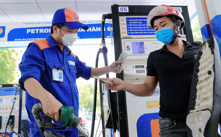 Giá xăng giảm gần 600 đồng/lít