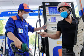 Giá xăng giảm gần 600 đồng/lít