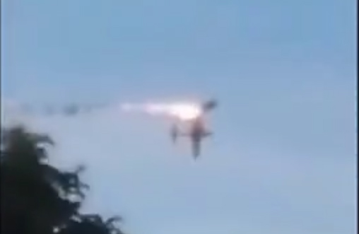 Cận cảnh 2 máy bay quân sự va chạm rồi bốc cháy trên không