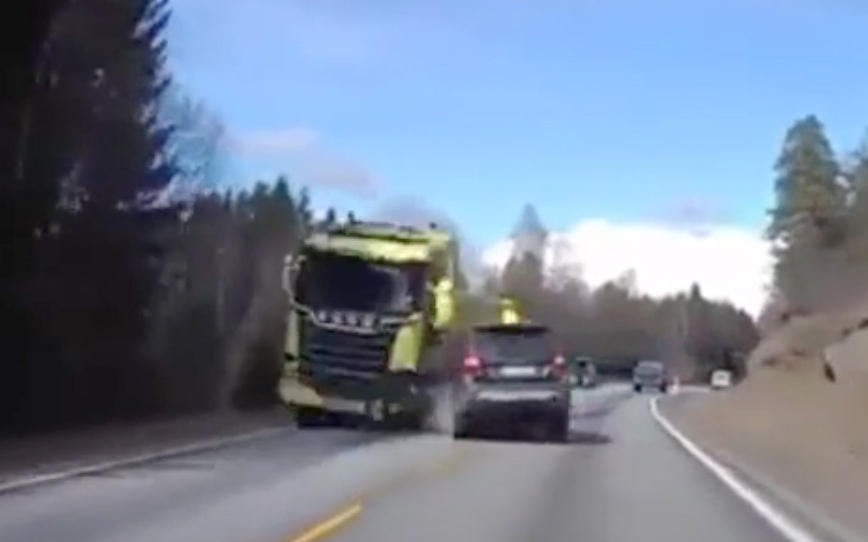 Volvo mất lái lao sang làn ngược chiều bị xe tải đâm trực diện