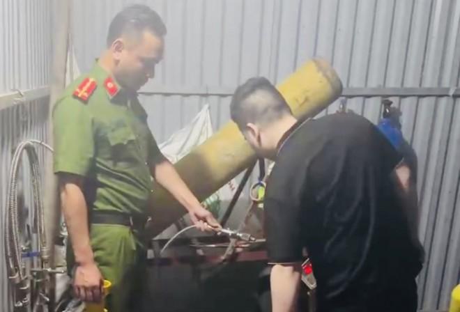 Hà Nội: Triệt phá kho chứa 100 bình khí cười tại Nam Từ Liêm