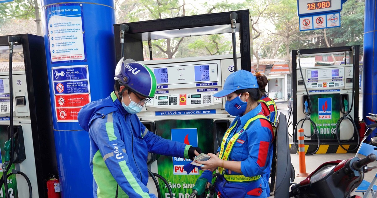 Ngày 1/8, giá xăng dầu đồng loạt tăng rất mạnh, xăng RON 95 sát mốc 24.000 đồng/lít
