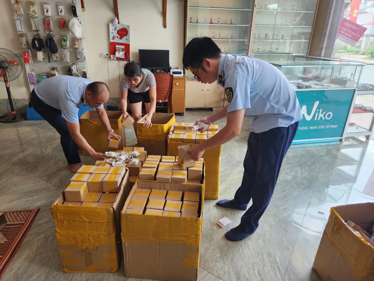 QLTT Thái Nguyên thu giữ 500 bộ phụ kiện điện thoại nhập lậu