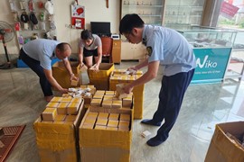 QLTT Thái Nguyên thu giữ 500 bộ phụ kiện điện thoại nhập lậu