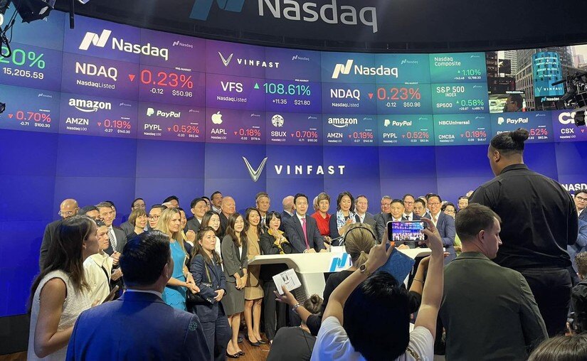 Cổ phiếu VinFast vừa lên sàn Nasdaq đã tăng mạnh, hãng xe điện Việt vượt qua nhiều tên tuổi lớn