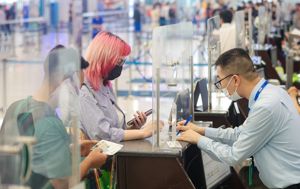 Từ ngày 2/8, hành khách có thể dùng tài khoản VneID làm thủ tục đi máy bay