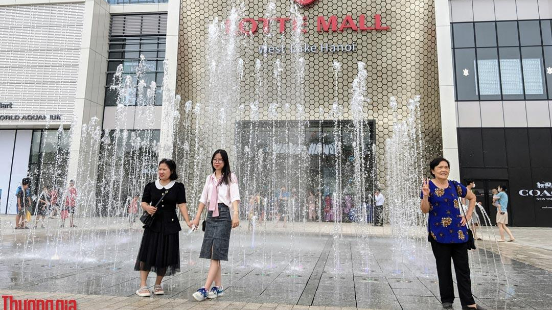 Quang cảnh ngày đầu tiên tổ hợp thương mại Lotte lớn nhất Việt Nam mở cửa cho người dân vào tham quan