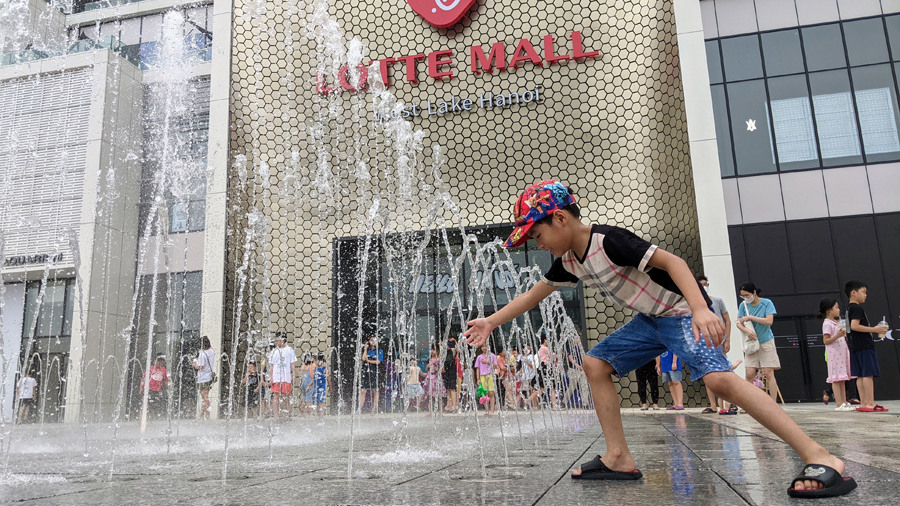 Quang cảnh ngày đầu tiên tổ hợp thương mại Lotte lớn nhất Việt Nam mở cửa cho người dân vào tham quan