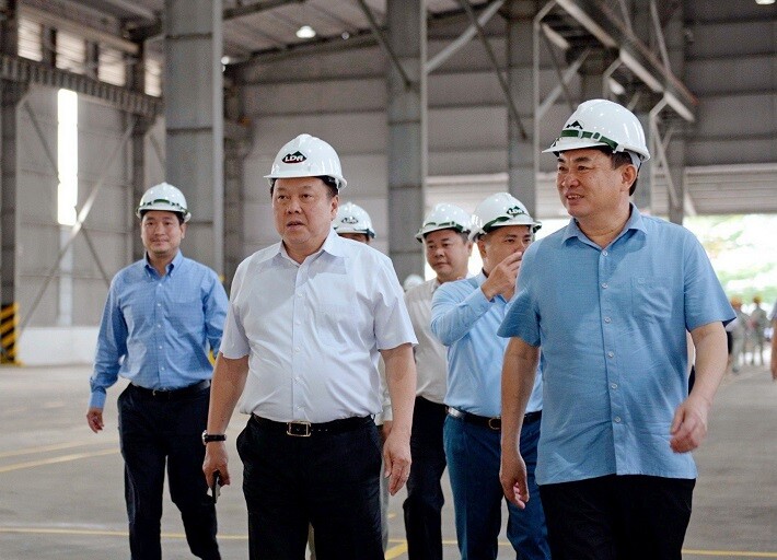 Đ.c Nguyễn Hoàng Anh - UV Trung ương Đảng, Chủ tịch UBQLVNN và Đc Ngô Hoàng Ngân - Chủ tịch Tập đoàn công nghiệp Than Khoáng sản Việt Nam kiểm tra sản xuất tại Nhà máy Alumin