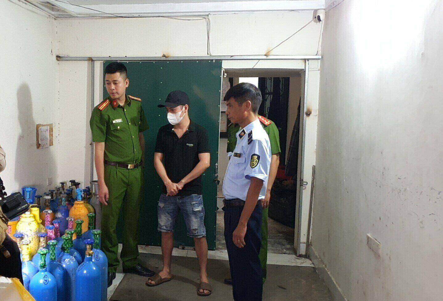 Hà Nội: Đột kích điểm kinh doanh “khí cười” trái phép nằm sâu trong ngõ nhỏ