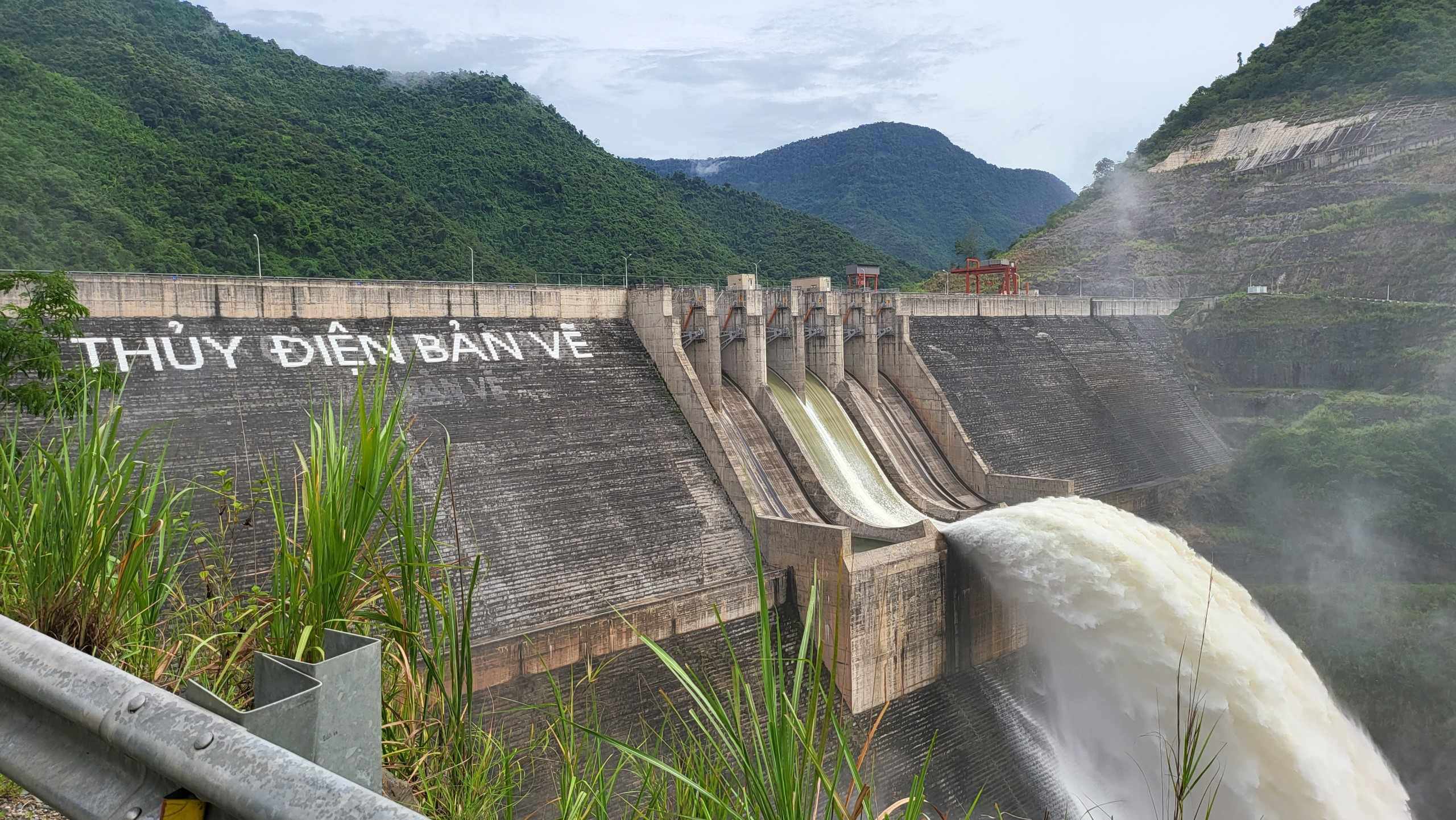 Mực nước hồ thủy điện ngày 26/8: Hồ Bản Vẽ và 2 thủy điện khác tại Nghệ An bắt đầu xả tràn