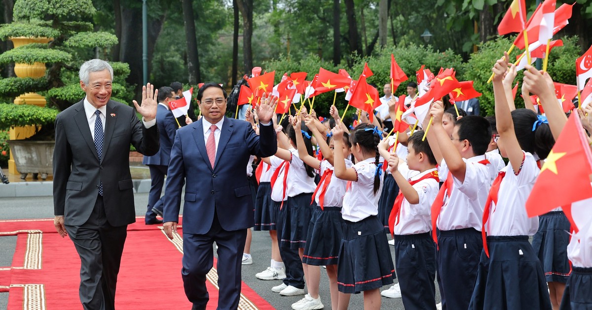 Ông Lý Hiển Long chia sẻ những bức ảnh tự chụp ở Việt Nam trên facebook