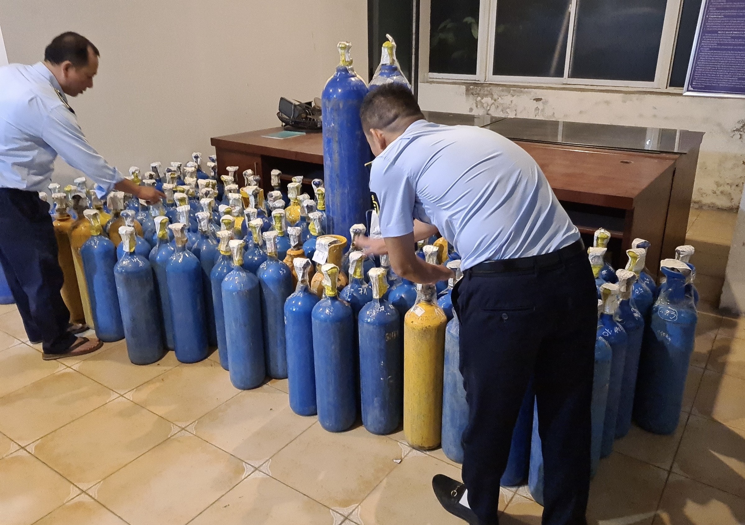 Hà Nội: Xử lý 2 vụ kinh doanh "khí cười" N2O không rõ nguồn gốc