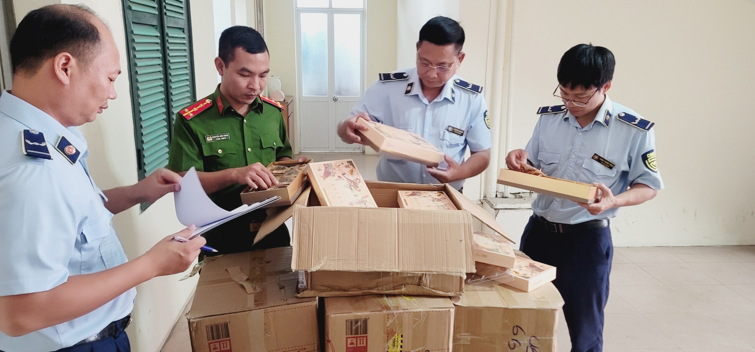 Tạm giữ gần 1.000 bánh trung thu không rõ nguồn gốc tại Hà Nội