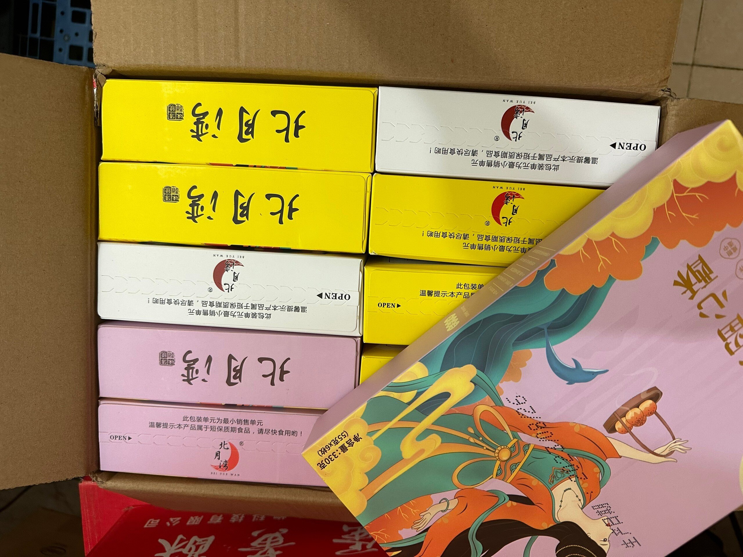 Thu giữ hơn 1.400 chiếc bánh trung thu nhập lậu tại TP.Hồ Chí Minh và Hà Nội