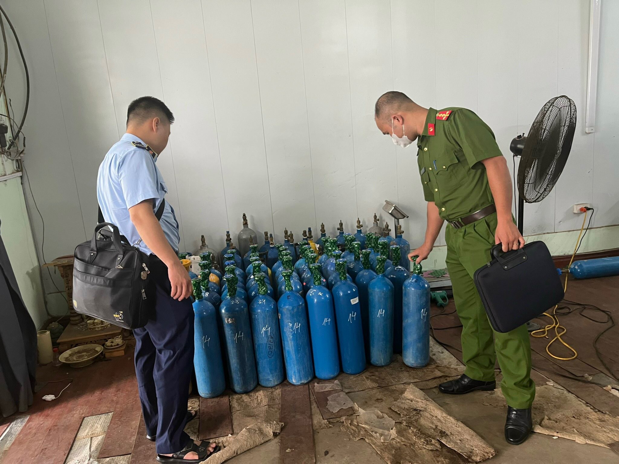 Bắc Ninh: Xử phạt hành chính, buộc tiêu hủy trên 380 kg khí cười