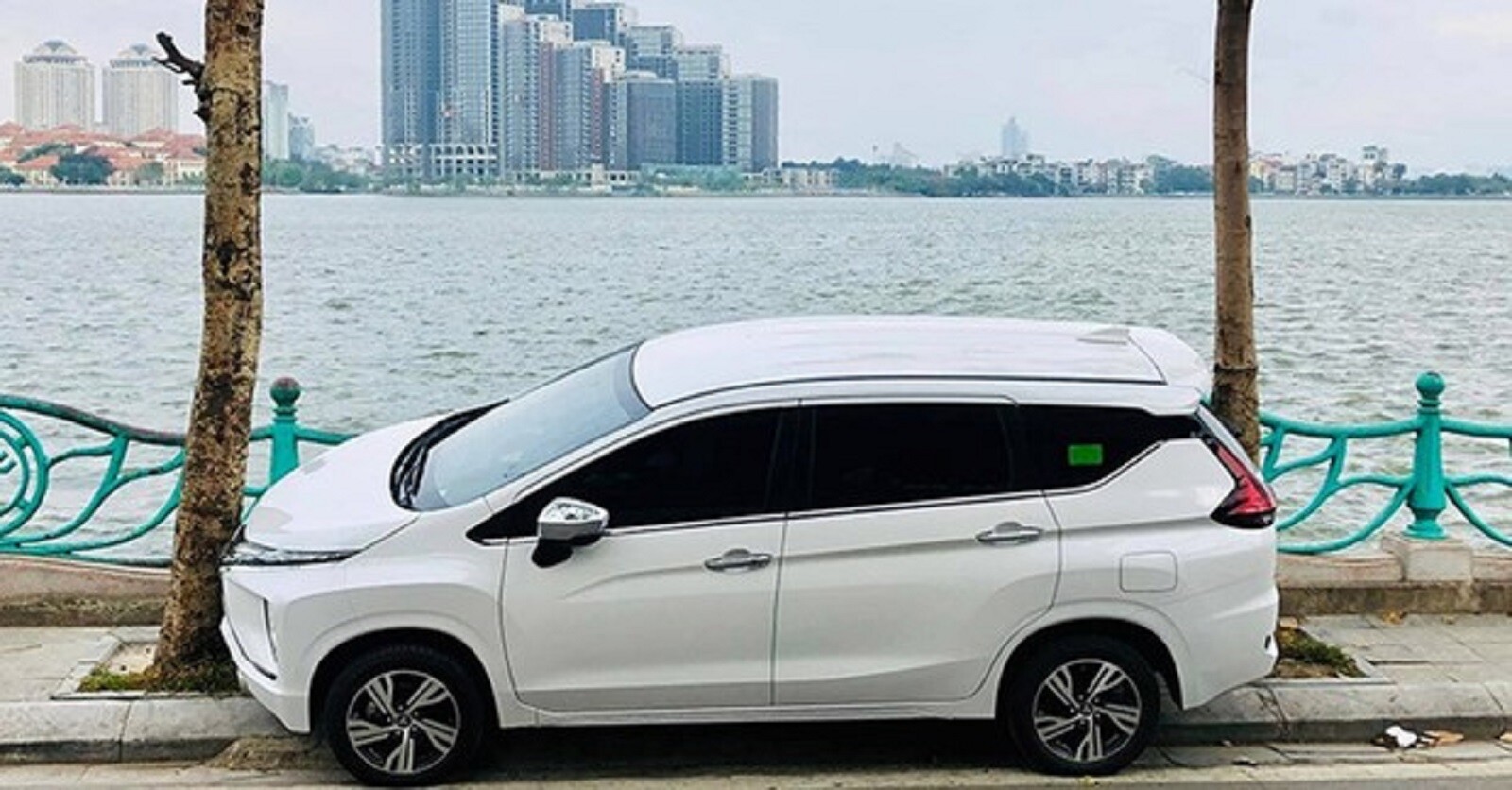 Ô tô đỗ kiểu “ghếch chân” lên vỉa hè bị xử phạt như thế nào?